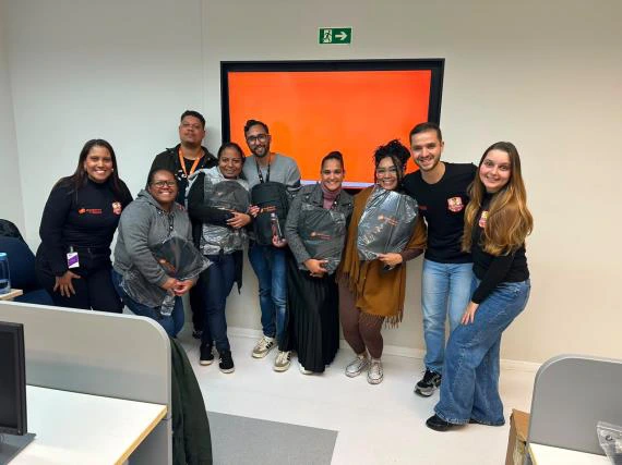 Equipe em uma iniciativa de cultura nas centrais