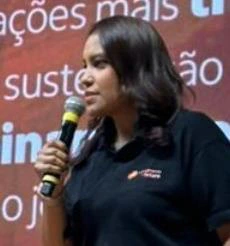 Kelly Arantes em um evento corporativo